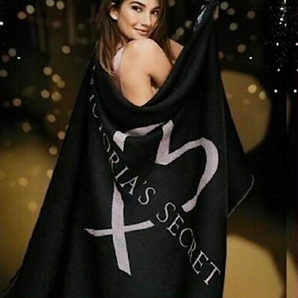 Victoria’s Secret 💕Lightweight soft & cozy throw blanket - Picture 9 of 9